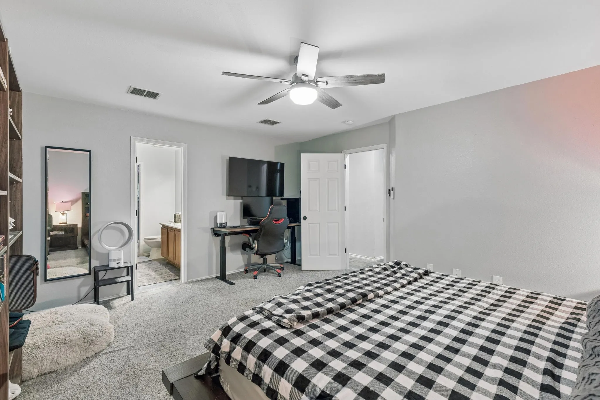 Single Family Residence For Sale in Denton County , 2612 Horizon Way, Little Elm, Texas 75068, 4 Bedroom, 3 Bathroom, 2 Garage spaces, 2,513 Sqft, built in 2004, mls#21400818, Real Estate Agent in Little Elm, Homes For Sale in Denton county, Homes For Sale in Little Elm, Realtor in Little Elm Texas, Real Estate Brokerage Independent Realty Texas, Luminita Cordes Realtor