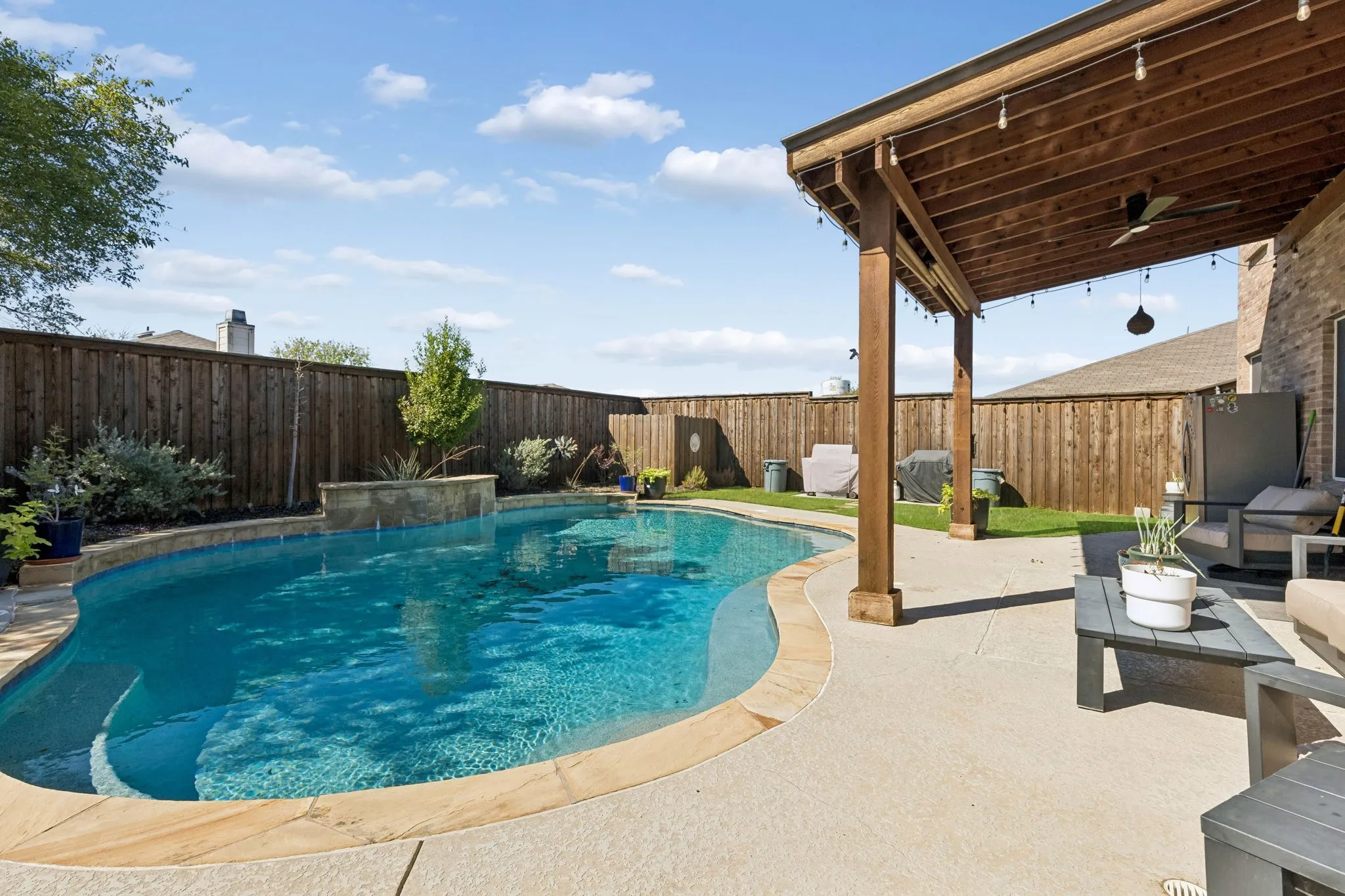 Single Family Residence For Sale in Denton County , 2612 Horizon Way, Little Elm, Texas 75068, 4 Bedroom, 3 Bathroom, 2 Garage spaces, 2,513 Sqft, built in 2004, mls#21400818, Real Estate Agent in Little Elm, Homes For Sale in Denton county, Homes For Sale in Little Elm, Realtor in Little Elm Texas, Real Estate Brokerage Independent Realty Texas, Luminita Cordes Realtor
