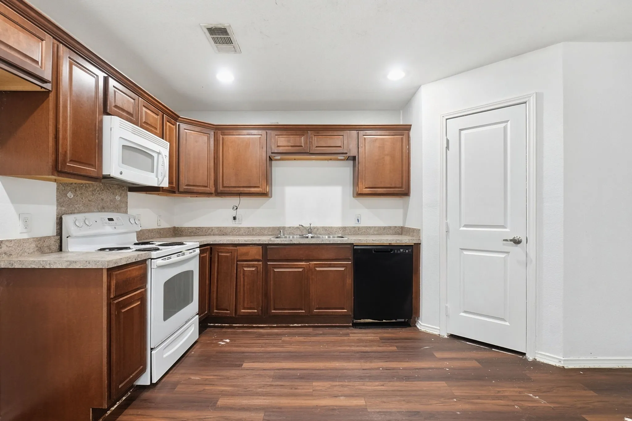 Single Family Residence For Sale in Dallas County , 15639 Danson Drive, Dallas, Texas 75253, 4 Bedroom, 2 Bathroom, 2 Garage spaces, 1,665 Sqft, built in 2012, mls#21406611, Real Estate Agent in Dallas, Homes For Sale in Dallas county, Homes For Sale in Dallas, Realtor in Dallas Texas, Real Estate Brokerage Independent Realty Texas, Luminita Cordes Realtor