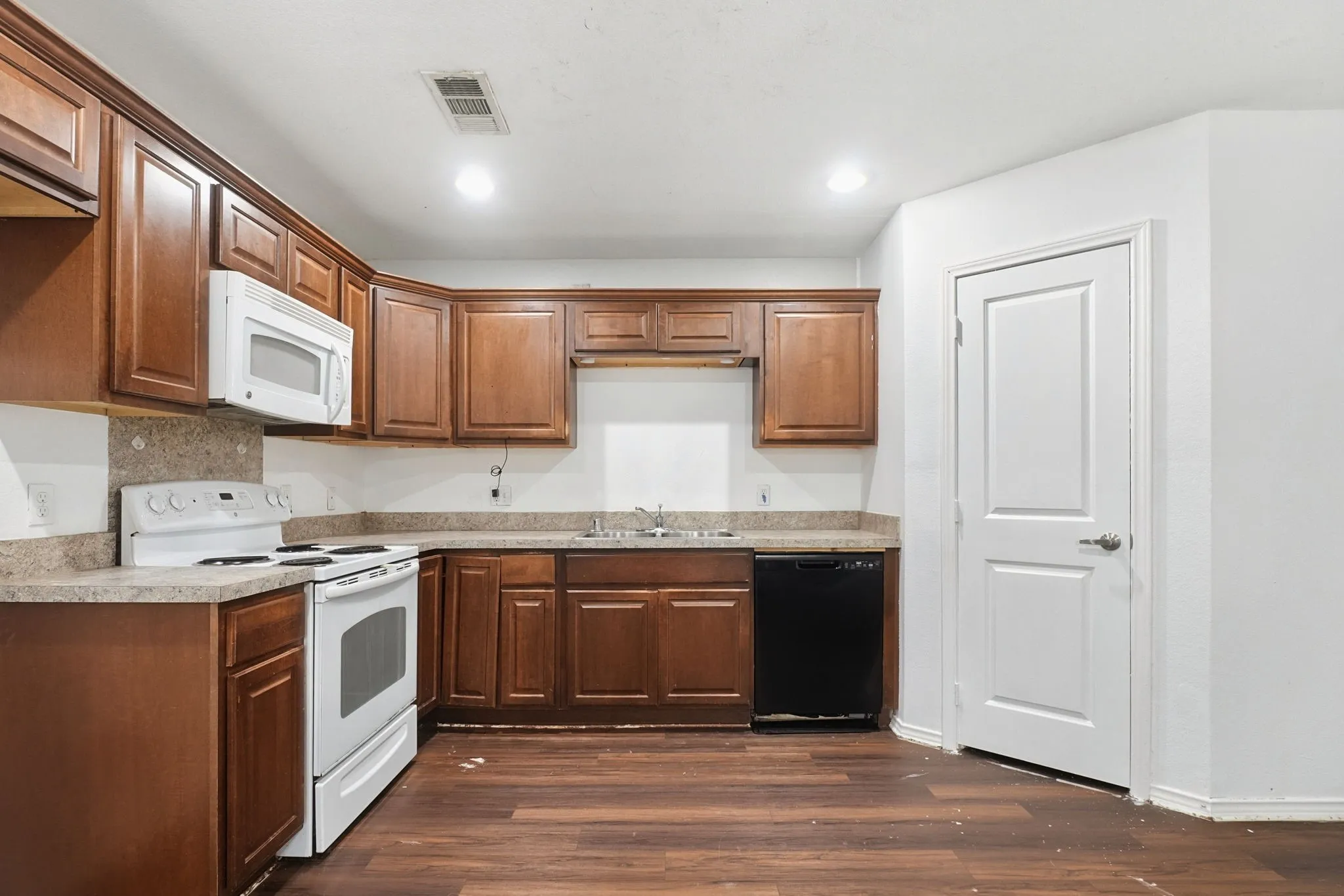 Single Family Residence For Sale in Dallas County , 15639 Danson Drive, Dallas, Texas 75253, 4 Bedroom, 2 Bathroom, 2 Garage spaces, 1,665 Sqft, built in 2012, mls#21406611, Real Estate Agent in Dallas, Homes For Sale in Dallas county, Homes For Sale in Dallas, Realtor in Dallas Texas, Real Estate Brokerage Independent Realty Texas, Luminita Cordes Realtor