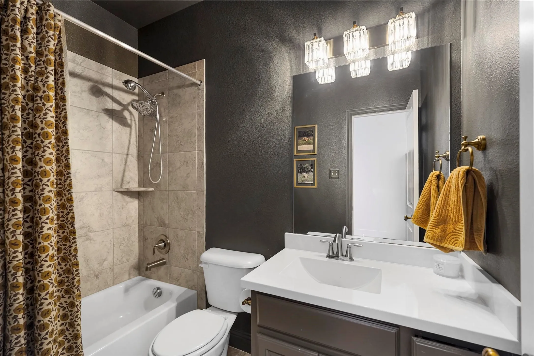 Built-in bathtub with tiled surround, showerhead, and wall-mounted faucet