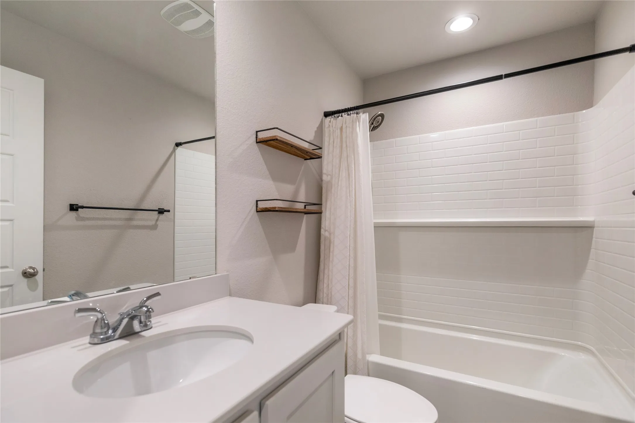 Single Family Residence For Sale in Denton County , 706 Presidio Street, Aubrey, Texas 76227, 3 Bedroom, 2 Bathroom, 2 Garage spaces, 1,878 Sqft, built in 2022, mls#21404109, Real Estate Agent in Aubrey, Homes For Sale in Denton county, Homes For Sale in Aubrey, Realtor in Aubrey Texas, Real Estate Brokerage Independent Realty Texas, Luminita Cordes Realtor