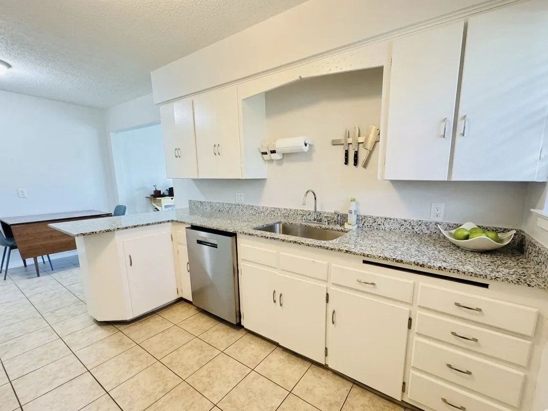 Duplex For Rent in Dallas County , 2732 W Jefferson Boulevard, Dallas, Texas 75211, 2 Bedroom, 1 Bathroom, Garage spaces, 950 Sqft, built in 1954, mls#21407023, Real Estate Agent in Dallas, Homes For Rent in Dallas county, Homes For Rent in Dallas, Realtor in Dallas Texas, Real Estate Brokerage Independent Realty Texas, Luminita Cordes Realtor