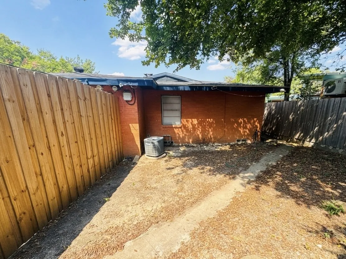 Duplex For Rent in Dallas County , 2732 W Jefferson Boulevard, Dallas, Texas 75211, 2 Bedroom, 1 Bathroom, Garage spaces, 950 Sqft, built in 1954, mls#21407023, Real Estate Agent in Dallas, Homes For Rent in Dallas county, Homes For Rent in Dallas, Realtor in Dallas Texas, Real Estate Brokerage Independent Realty Texas, Luminita Cordes Realtor