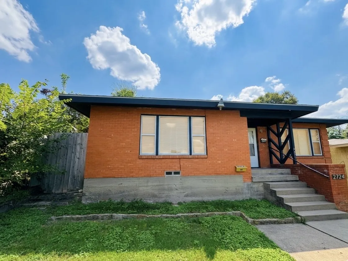Duplex For Rent in Dallas County , 2732 W Jefferson Boulevard, Dallas, Texas 75211, 2 Bedroom, 1 Bathroom, Garage spaces, 950 Sqft, built in 1954, mls#21407023, Real Estate Agent in Dallas, Homes For Rent in Dallas county, Homes For Rent in Dallas, Realtor in Dallas Texas, Real Estate Brokerage Independent Realty Texas, Luminita Cordes Realtor