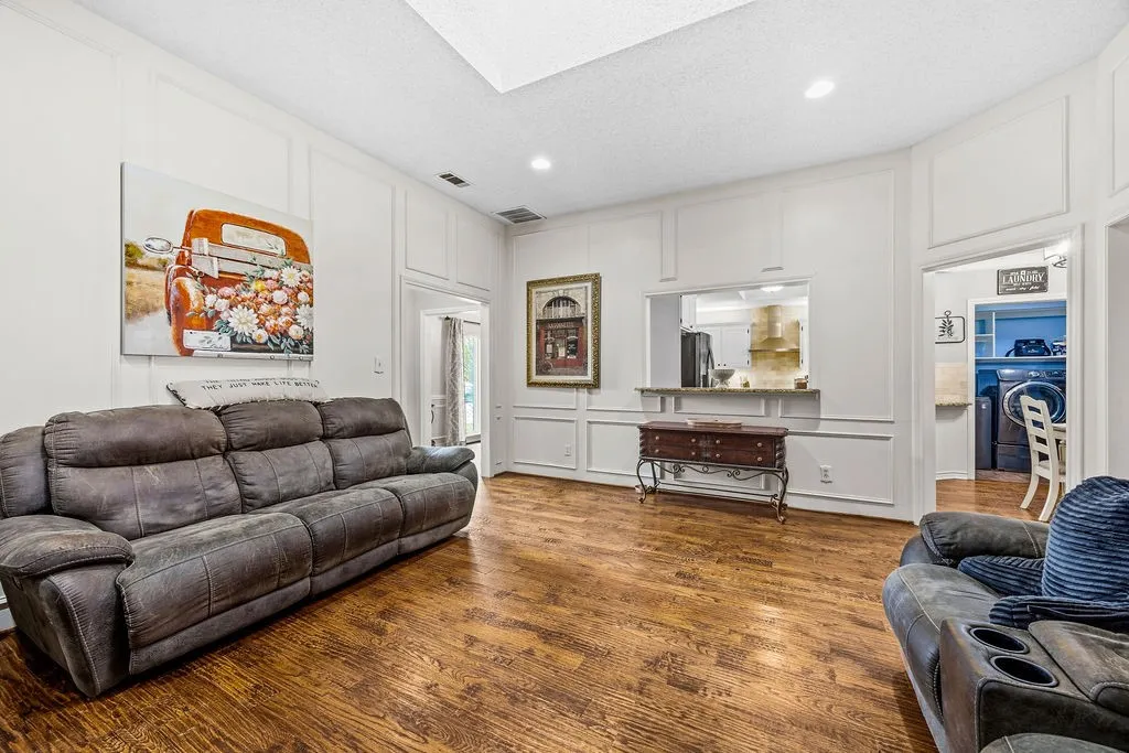 Single Family Residence For Sale in Denton County , 4016 Province Drive, Carrollton, Texas 75007, 3 Bedroom, 3 Bathroom, 2 Garage spaces, 2,028 Sqft, built in 1985, mls#21375304, Real Estate Agent in Carrollton, Homes For Sale in Denton county, Homes For Sale in Carrollton, Realtor in Carrollton Texas, Real Estate Brokerage Independent Realty Texas, Luminita Cordes Realtor