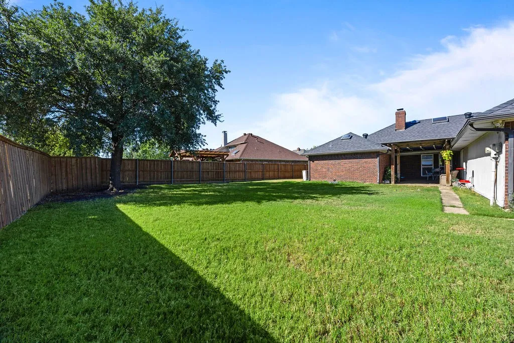Single Family Residence For Sale in Denton County , 4016 Province Drive, Carrollton, Texas 75007, 3 Bedroom, 3 Bathroom, 2 Garage spaces, 2,028 Sqft, built in 1985, mls#21375304, Real Estate Agent in Carrollton, Homes For Sale in Denton county, Homes For Sale in Carrollton, Realtor in Carrollton Texas, Real Estate Brokerage Independent Realty Texas, Luminita Cordes Realtor