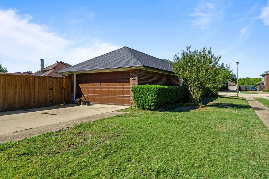 Single Family Residence For Sale in Denton County , 4016 Province Drive, Carrollton, Texas 75007, 3 Bedroom, 3 Bathroom, 2 Garage spaces, 2,028 Sqft, built in 1985, mls#21375304, Real Estate Agent in Carrollton, Homes For Sale in Denton county, Homes For Sale in Carrollton, Realtor in Carrollton Texas, Real Estate Brokerage Independent Realty Texas, Luminita Cordes Realtor