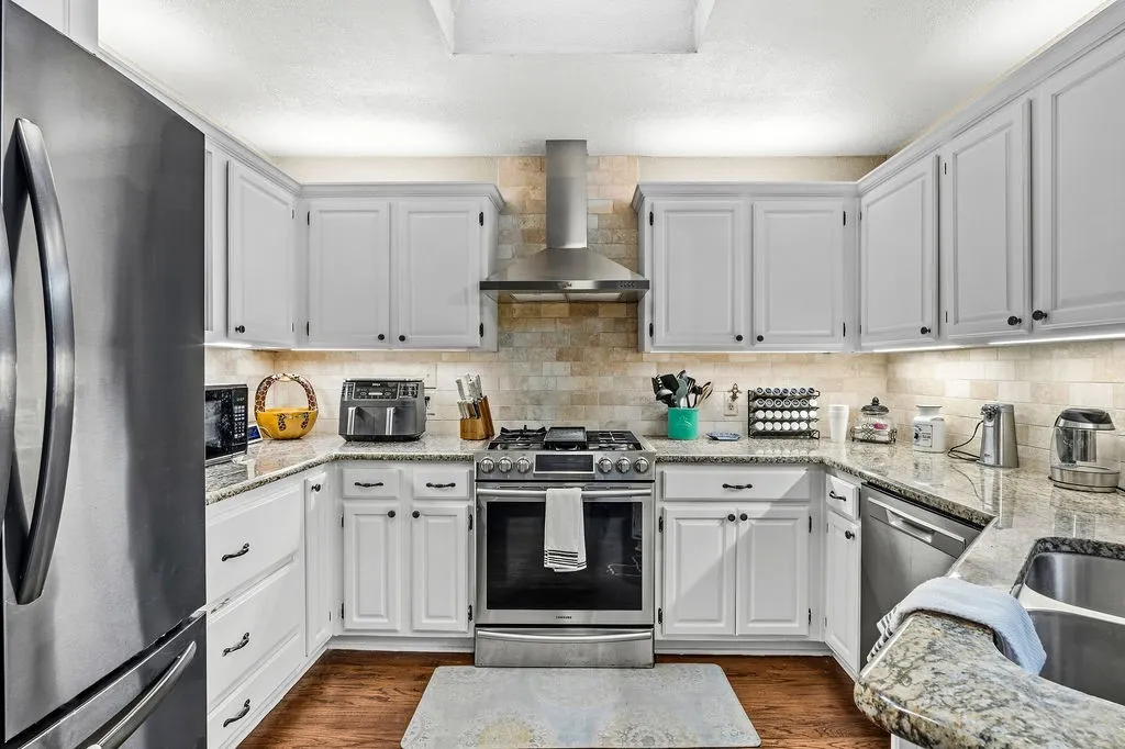 Single Family Residence For Sale in Denton County , 4016 Province Drive, Carrollton, Texas 75007, 3 Bedroom, 3 Bathroom, 2 Garage spaces, 2,028 Sqft, built in 1985, mls#21375304, Real Estate Agent in Carrollton, Homes For Sale in Denton county, Homes For Sale in Carrollton, Realtor in Carrollton Texas, Real Estate Brokerage Independent Realty Texas, Luminita Cordes Realtor