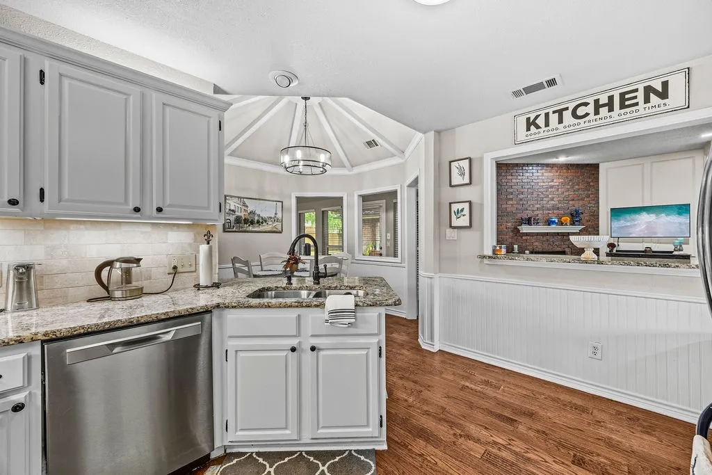 Single Family Residence For Sale in Denton County , 4016 Province Drive, Carrollton, Texas 75007, 3 Bedroom, 3 Bathroom, 2 Garage spaces, 2,028 Sqft, built in 1985, mls#21375304, Real Estate Agent in Carrollton, Homes For Sale in Denton county, Homes For Sale in Carrollton, Realtor in Carrollton Texas, Real Estate Brokerage Independent Realty Texas, Luminita Cordes Realtor