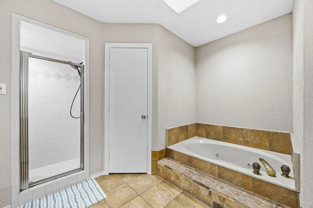 Single Family Residence For Sale in Denton County , 4016 Province Drive, Carrollton, Texas 75007, 3 Bedroom, 3 Bathroom, 2 Garage spaces, 2,028 Sqft, built in 1985, mls#21375304, Real Estate Agent in Carrollton, Homes For Sale in Denton county, Homes For Sale in Carrollton, Realtor in Carrollton Texas, Real Estate Brokerage Independent Realty Texas, Luminita Cordes Realtor