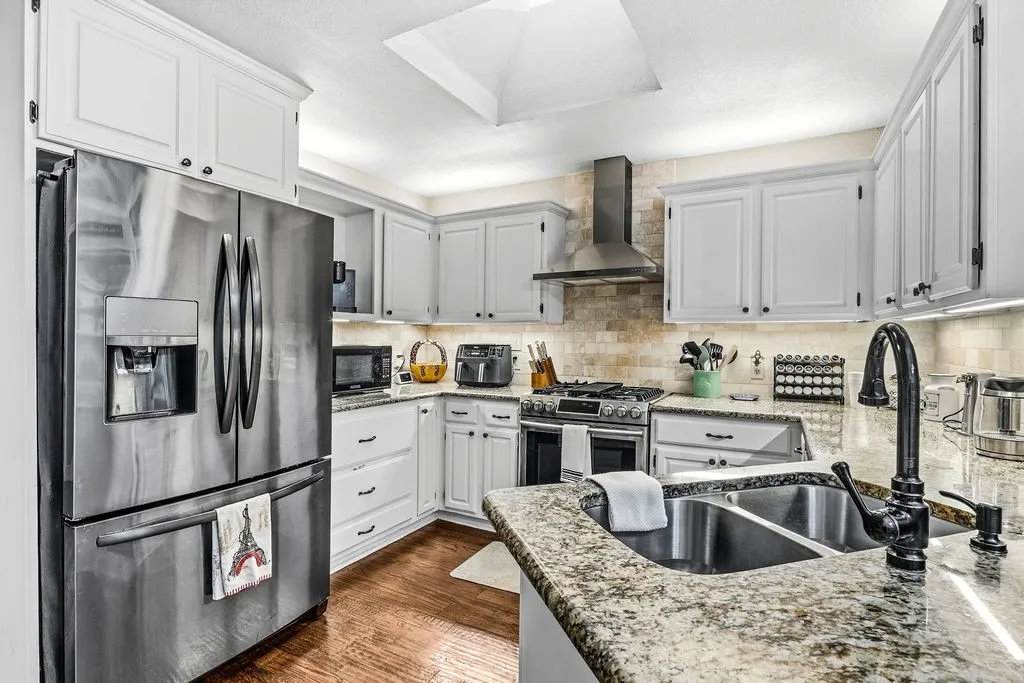 Single Family Residence For Sale in Denton County , 4016 Province Drive, Carrollton, Texas 75007, 3 Bedroom, 3 Bathroom, 2 Garage spaces, 2,028 Sqft, built in 1985, mls#21375304, Real Estate Agent in Carrollton, Homes For Sale in Denton county, Homes For Sale in Carrollton, Realtor in Carrollton Texas, Real Estate Brokerage Independent Realty Texas, Luminita Cordes Realtor