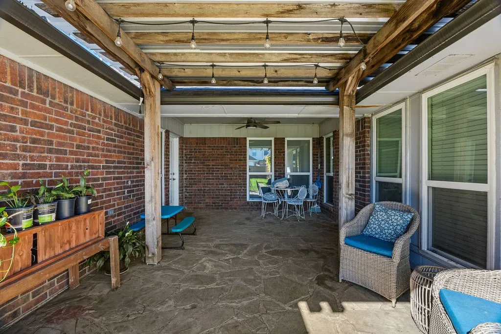 Single Family Residence For Sale in Denton County , 4016 Province Drive, Carrollton, Texas 75007, 3 Bedroom, 3 Bathroom, 2 Garage spaces, 2,028 Sqft, built in 1985, mls#21375304, Real Estate Agent in Carrollton, Homes For Sale in Denton county, Homes For Sale in Carrollton, Realtor in Carrollton Texas, Real Estate Brokerage Independent Realty Texas, Luminita Cordes Realtor