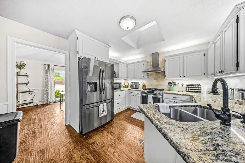 Single Family Residence For Sale in Denton County , 4016 Province Drive, Carrollton, Texas 75007, 3 Bedroom, 3 Bathroom, 2 Garage spaces, 2,028 Sqft, built in 1985, mls#21375304, Real Estate Agent in Carrollton, Homes For Sale in Denton county, Homes For Sale in Carrollton, Realtor in Carrollton Texas, Real Estate Brokerage Independent Realty Texas, Luminita Cordes Realtor