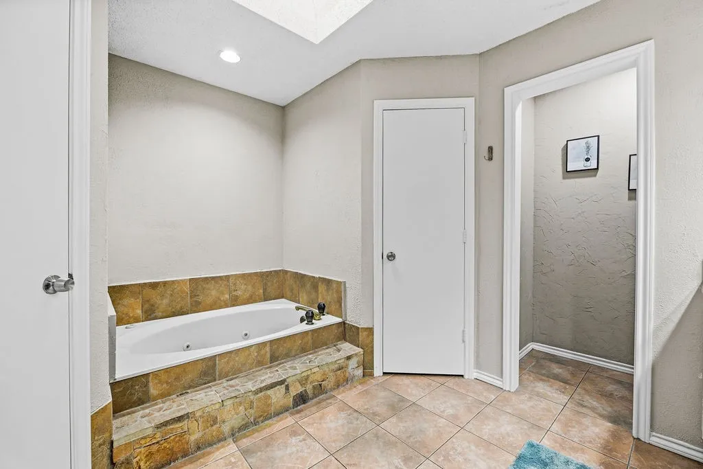 Single Family Residence For Sale in Denton County , 4016 Province Drive, Carrollton, Texas 75007, 3 Bedroom, 3 Bathroom, 2 Garage spaces, 2,028 Sqft, built in 1985, mls#21375304, Real Estate Agent in Carrollton, Homes For Sale in Denton county, Homes For Sale in Carrollton, Realtor in Carrollton Texas, Real Estate Brokerage Independent Realty Texas, Luminita Cordes Realtor