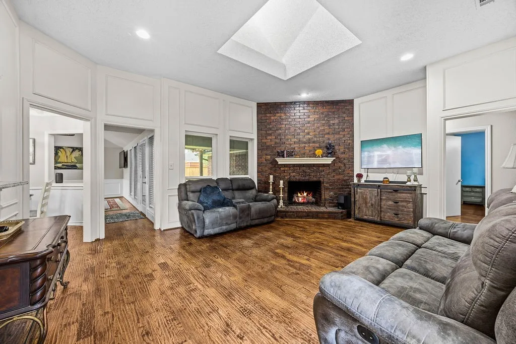 Single Family Residence For Sale in Denton County , 4016 Province Drive, Carrollton, Texas 75007, 3 Bedroom, 3 Bathroom, 2 Garage spaces, 2,028 Sqft, built in 1985, mls#21375304, Real Estate Agent in Carrollton, Homes For Sale in Denton county, Homes For Sale in Carrollton, Realtor in Carrollton Texas, Real Estate Brokerage Independent Realty Texas, Luminita Cordes Realtor