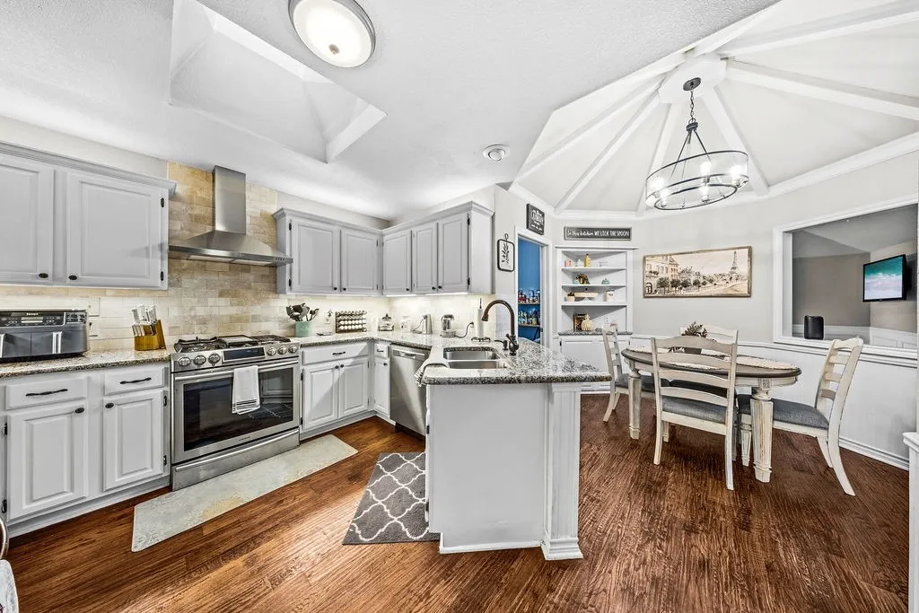 Single Family Residence For Sale in Denton County , 4016 Province Drive, Carrollton, Texas 75007, 3 Bedroom, 3 Bathroom, 2 Garage spaces, 2,028 Sqft, built in 1985, mls#21375304, Real Estate Agent in Carrollton, Homes For Sale in Denton county, Homes For Sale in Carrollton, Realtor in Carrollton Texas, Real Estate Brokerage Independent Realty Texas, Luminita Cordes Realtor