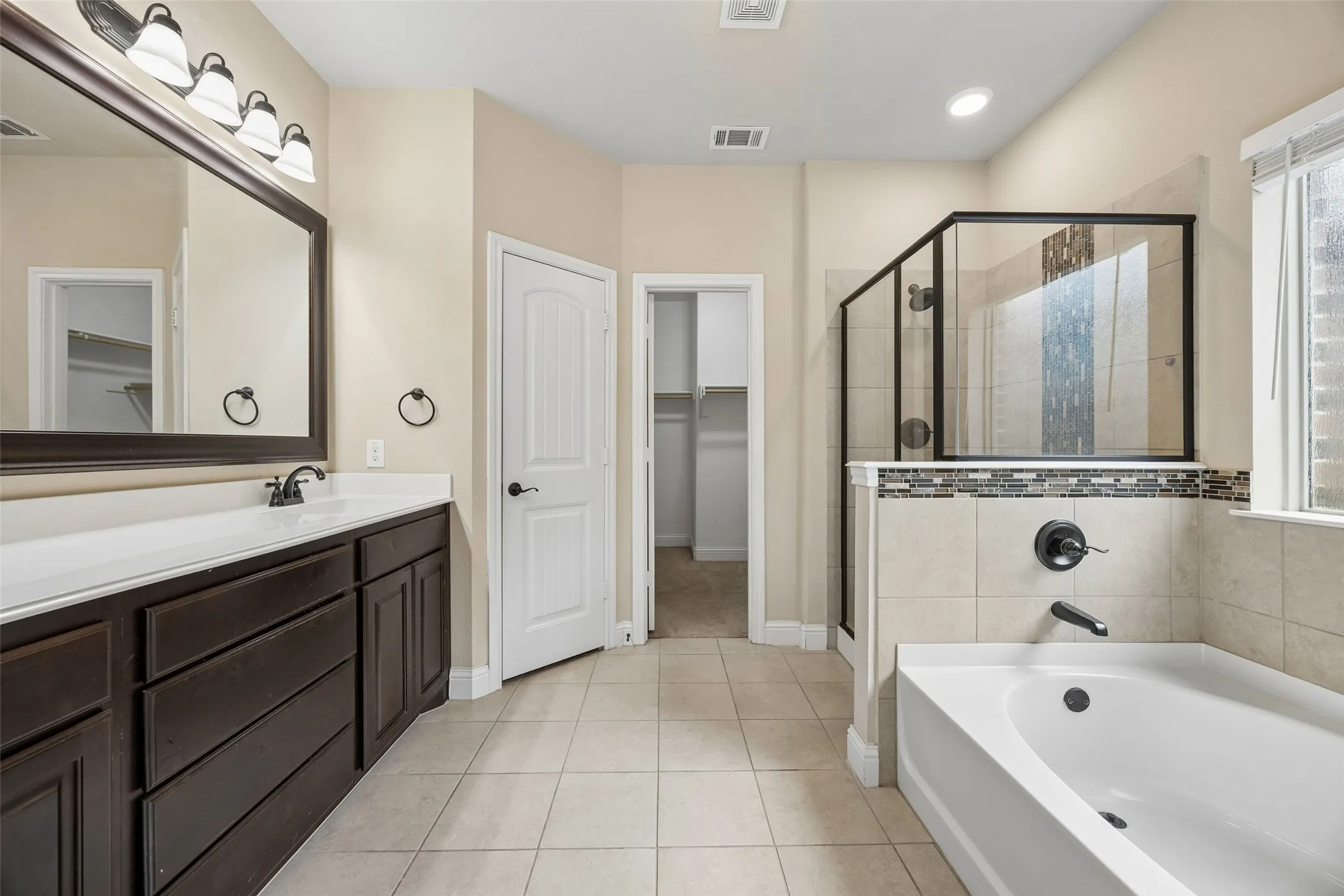 Single Family Residence For Sale in Tarrant County , 5936 Dunnlevy Drive, Fort Worth, Texas 76179, 4 Bedroom, 4 Bathroom, 2 Garage spaces, 2,817 Sqft, built in 2017, mls#21401597, Real Estate Agent in Fort Worth, Homes For Sale in Tarrant county, Homes For Sale in Fort Worth, Realtor in Fort Worth Texas, Real Estate Brokerage Independent Realty Texas, Luminita Cordes Realtor