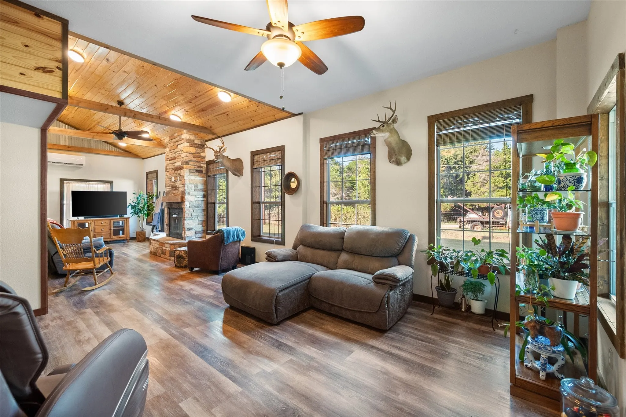 Single Family Residence For Sale in Navarro County , 5827 SE County Road 1095, Corsicana, Texas 75109, 3 Bedroom, 4 Bathroom, 2 Garage spaces, 1,597 Sqft, built in 2005, mls#21404744, Real Estate Agent in Corsicana, Homes For Sale in Navarro county, Homes For Sale in Corsicana, Realtor in Corsicana Texas, Real Estate Brokerage Independent Realty Texas, Luminita Cordes Realtor