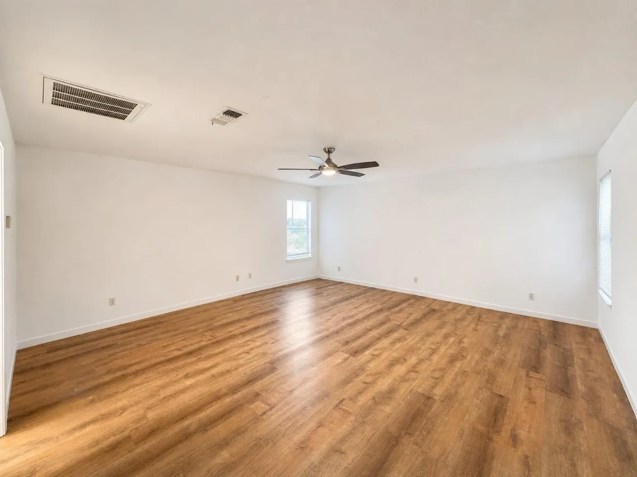Single Family Residence For Rent in Tarrant County , 70 Legend Road, Benbrook, Texas 76132, 4 Bedroom, 3 Bathroom, 2 Garage spaces, 2,772 Sqft, built in 1985, mls#21407047, Real Estate Agent in Benbrook, Homes For Rent in Tarrant county, Homes For Rent in Benbrook, Realtor in Benbrook Texas, Real Estate Brokerage Independent Realty Texas, Luminita Cordes Realtor