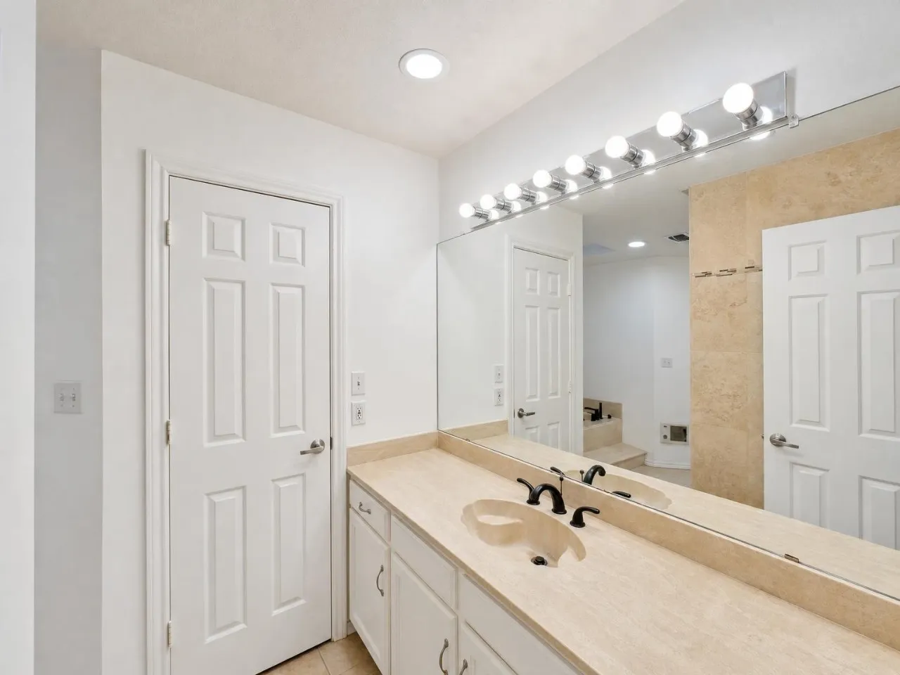 Single Family Residence For Rent in Tarrant County , 70 Legend Road, Benbrook, Texas 76132, 4 Bedroom, 3 Bathroom, 2 Garage spaces, 2,772 Sqft, built in 1985, mls#21407047, Real Estate Agent in Benbrook, Homes For Rent in Tarrant county, Homes For Rent in Benbrook, Realtor in Benbrook Texas, Real Estate Brokerage Independent Realty Texas, Luminita Cordes Realtor
