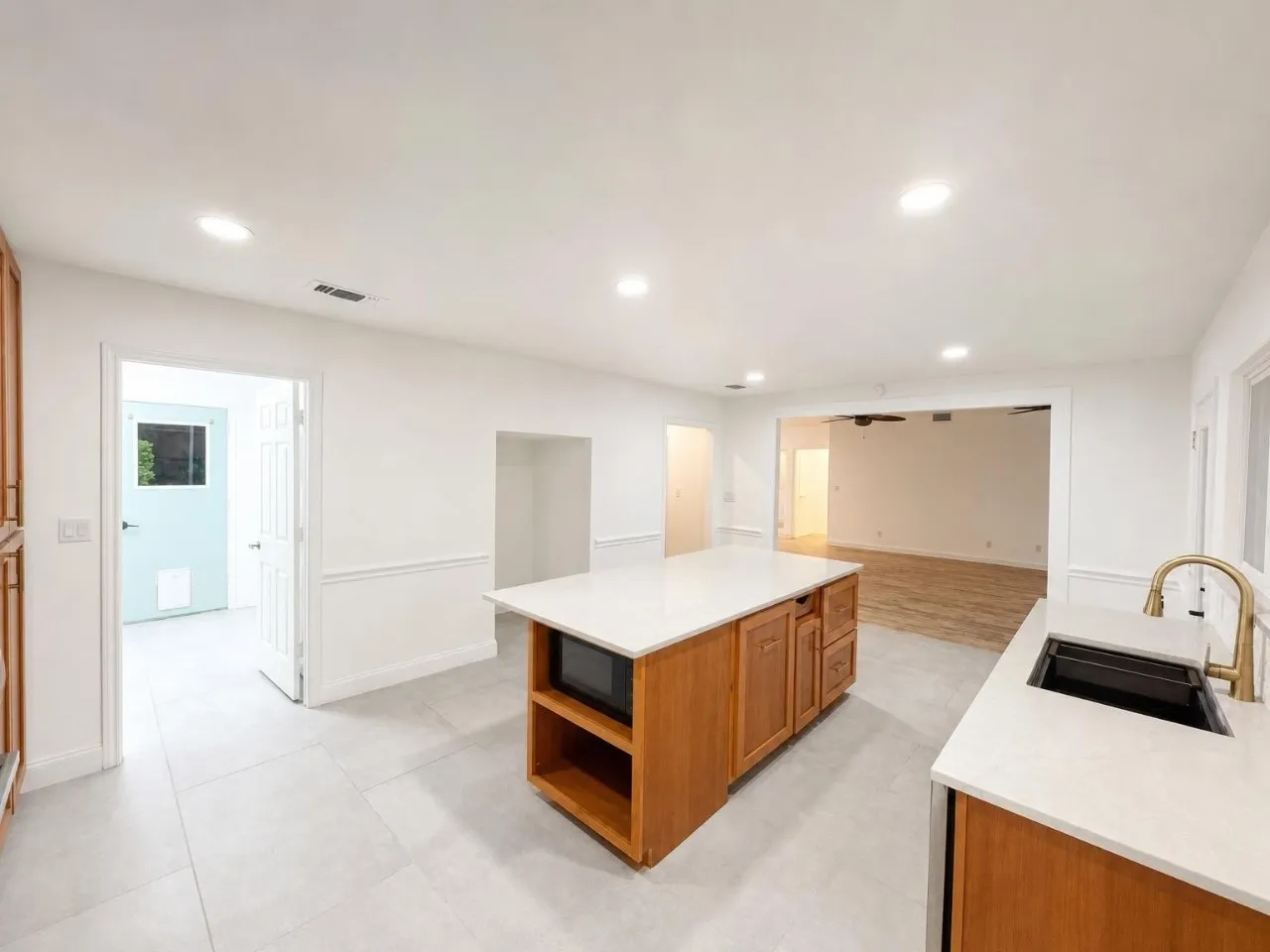 Single Family Residence For Rent in Tarrant County , 70 Legend Road, Benbrook, Texas 76132, 4 Bedroom, 3 Bathroom, 2 Garage spaces, 2,772 Sqft, built in 1985, mls#21407047, Real Estate Agent in Benbrook, Homes For Rent in Tarrant county, Homes For Rent in Benbrook, Realtor in Benbrook Texas, Real Estate Brokerage Independent Realty Texas, Luminita Cordes Realtor