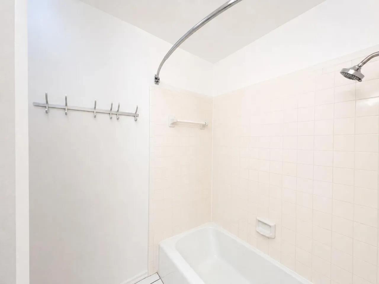 Single Family Residence For Rent in Tarrant County , 70 Legend Road, Benbrook, Texas 76132, 4 Bedroom, 3 Bathroom, 2 Garage spaces, 2,772 Sqft, built in 1985, mls#21407047, Real Estate Agent in Benbrook, Homes For Rent in Tarrant county, Homes For Rent in Benbrook, Realtor in Benbrook Texas, Real Estate Brokerage Independent Realty Texas, Luminita Cordes Realtor