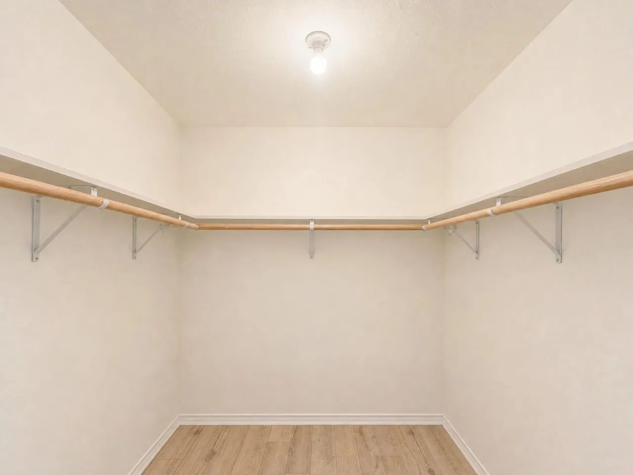 Single Family Residence For Rent in Tarrant County , 70 Legend Road, Benbrook, Texas 76132, 4 Bedroom, 3 Bathroom, 2 Garage spaces, 2,772 Sqft, built in 1985, mls#21407047, Real Estate Agent in Benbrook, Homes For Rent in Tarrant county, Homes For Rent in Benbrook, Realtor in Benbrook Texas, Real Estate Brokerage Independent Realty Texas, Luminita Cordes Realtor