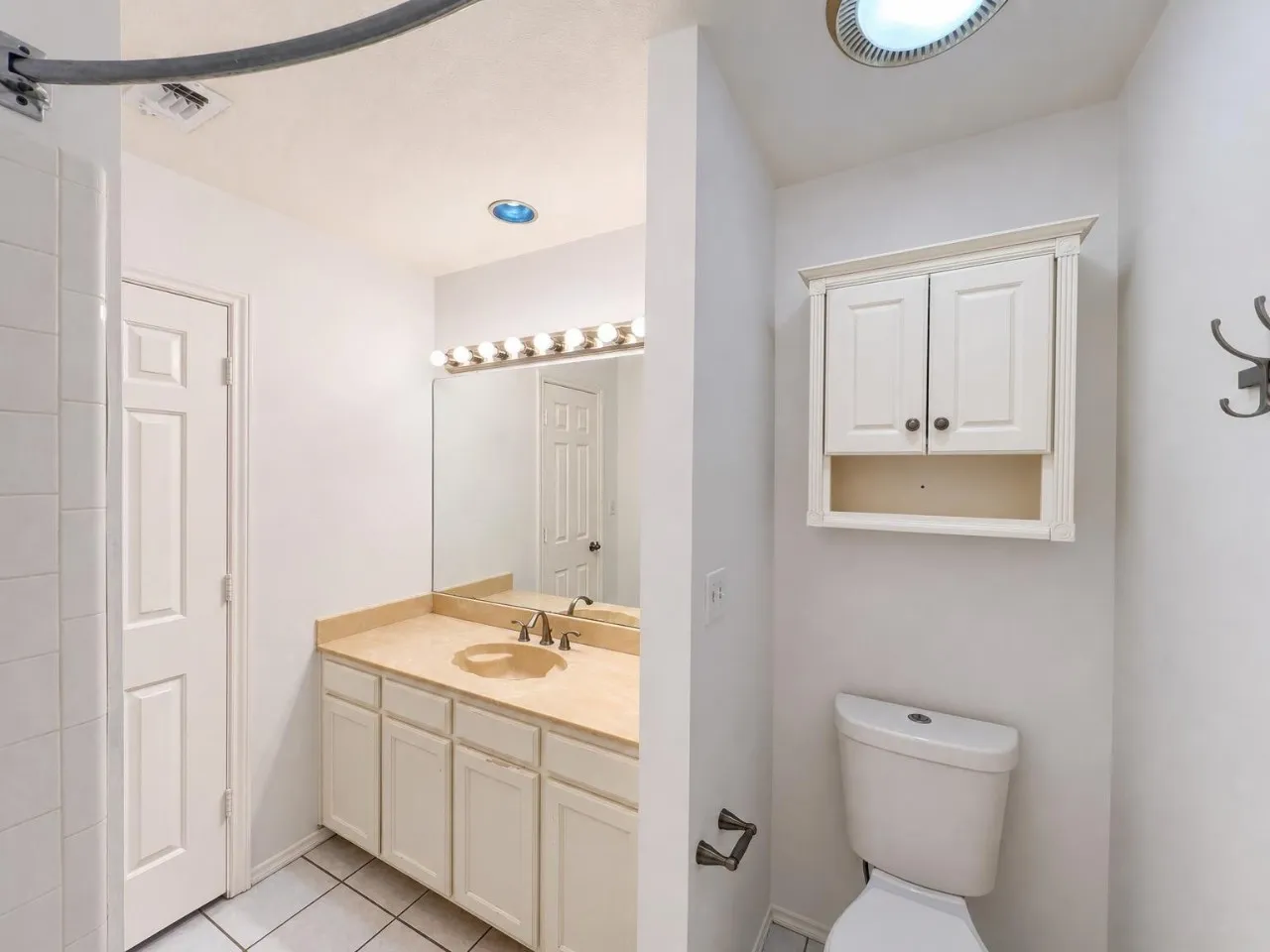 Single Family Residence For Rent in Tarrant County , 70 Legend Road, Benbrook, Texas 76132, 4 Bedroom, 3 Bathroom, 2 Garage spaces, 2,772 Sqft, built in 1985, mls#21407047, Real Estate Agent in Benbrook, Homes For Rent in Tarrant county, Homes For Rent in Benbrook, Realtor in Benbrook Texas, Real Estate Brokerage Independent Realty Texas, Luminita Cordes Realtor