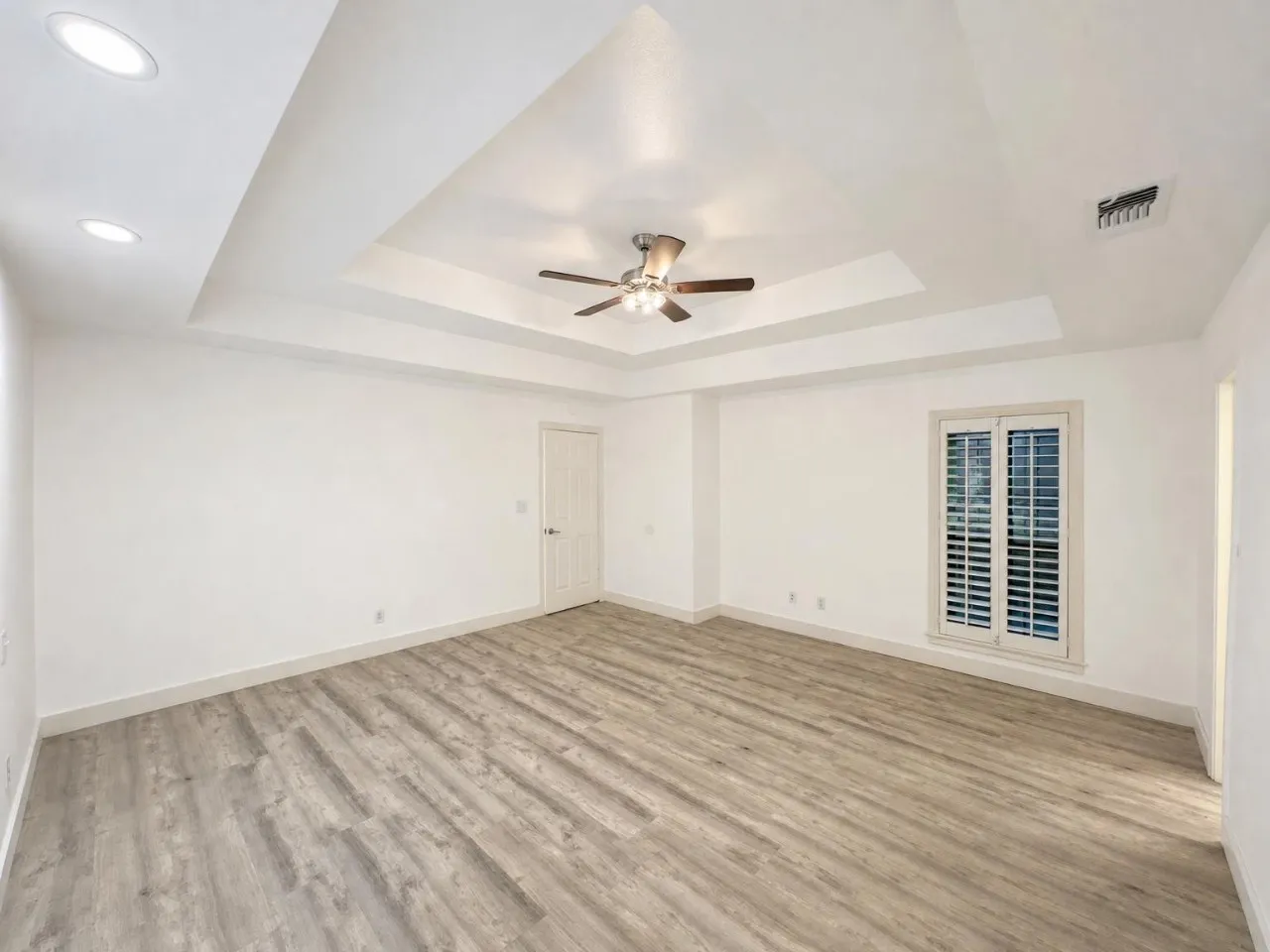 Single Family Residence For Rent in Tarrant County , 70 Legend Road, Benbrook, Texas 76132, 4 Bedroom, 3 Bathroom, 2 Garage spaces, 2,772 Sqft, built in 1985, mls#21407047, Real Estate Agent in Benbrook, Homes For Rent in Tarrant county, Homes For Rent in Benbrook, Realtor in Benbrook Texas, Real Estate Brokerage Independent Realty Texas, Luminita Cordes Realtor