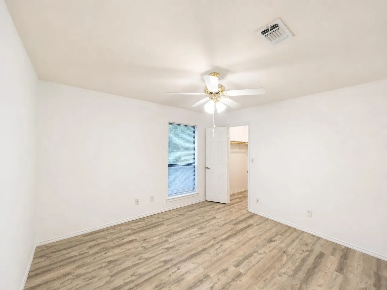 Single Family Residence For Rent in Tarrant County , 70 Legend Road, Benbrook, Texas 76132, 4 Bedroom, 3 Bathroom, 2 Garage spaces, 2,772 Sqft, built in 1985, mls#21407047, Real Estate Agent in Benbrook, Homes For Rent in Tarrant county, Homes For Rent in Benbrook, Realtor in Benbrook Texas, Real Estate Brokerage Independent Realty Texas, Luminita Cordes Realtor