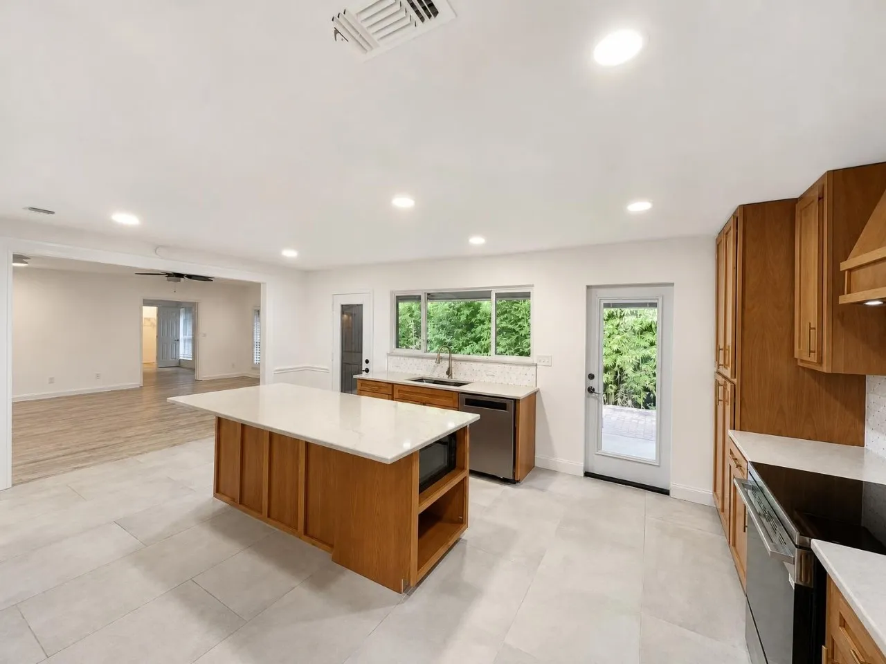 Single Family Residence For Rent in Tarrant County , 70 Legend Road, Benbrook, Texas 76132, 4 Bedroom, 3 Bathroom, 2 Garage spaces, 2,772 Sqft, built in 1985, mls#21407047, Real Estate Agent in Benbrook, Homes For Rent in Tarrant county, Homes For Rent in Benbrook, Realtor in Benbrook Texas, Real Estate Brokerage Independent Realty Texas, Luminita Cordes Realtor