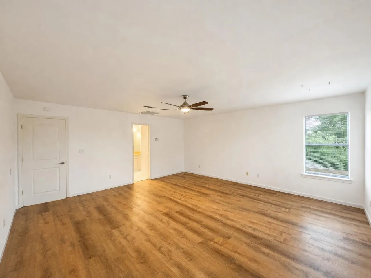 Single Family Residence For Rent in Tarrant County , 70 Legend Road, Benbrook, Texas 76132, 4 Bedroom, 3 Bathroom, 2 Garage spaces, 2,772 Sqft, built in 1985, mls#21407047, Real Estate Agent in Benbrook, Homes For Rent in Tarrant county, Homes For Rent in Benbrook, Realtor in Benbrook Texas, Real Estate Brokerage Independent Realty Texas, Luminita Cordes Realtor