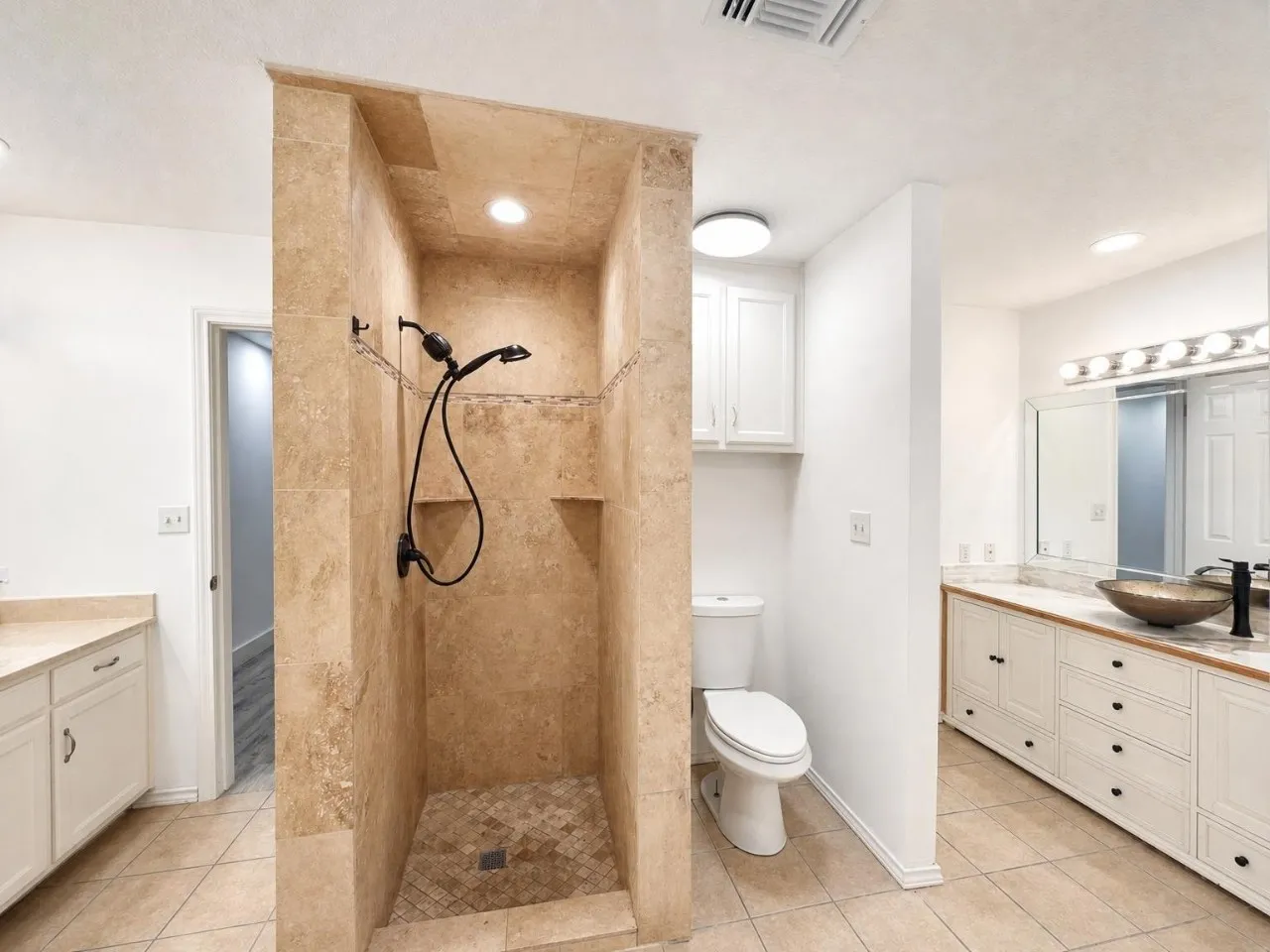 Single Family Residence For Rent in Tarrant County , 70 Legend Road, Benbrook, Texas 76132, 4 Bedroom, 3 Bathroom, 2 Garage spaces, 2,772 Sqft, built in 1985, mls#21407047, Real Estate Agent in Benbrook, Homes For Rent in Tarrant county, Homes For Rent in Benbrook, Realtor in Benbrook Texas, Real Estate Brokerage Independent Realty Texas, Luminita Cordes Realtor