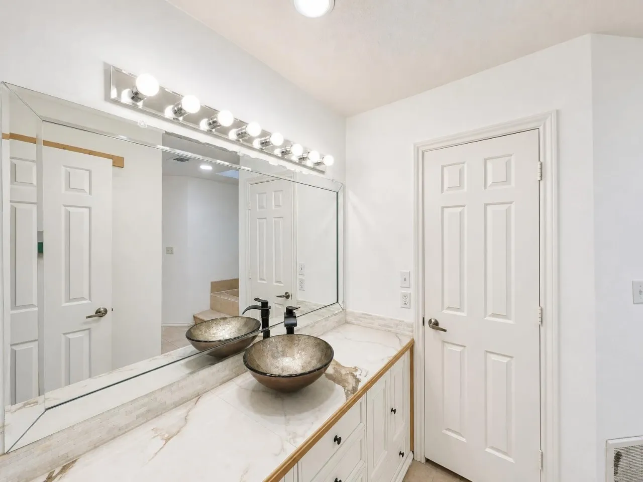 Single Family Residence For Rent in Tarrant County , 70 Legend Road, Benbrook, Texas 76132, 4 Bedroom, 3 Bathroom, 2 Garage spaces, 2,772 Sqft, built in 1985, mls#21407047, Real Estate Agent in Benbrook, Homes For Rent in Tarrant county, Homes For Rent in Benbrook, Realtor in Benbrook Texas, Real Estate Brokerage Independent Realty Texas, Luminita Cordes Realtor