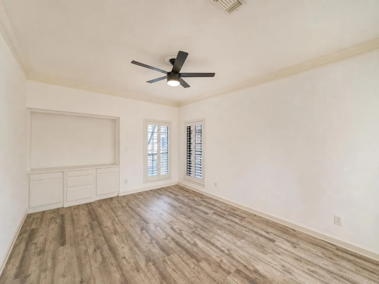 Single Family Residence For Rent in Tarrant County , 70 Legend Road, Benbrook, Texas 76132, 4 Bedroom, 3 Bathroom, 2 Garage spaces, 2,772 Sqft, built in 1985, mls#21407047, Real Estate Agent in Benbrook, Homes For Rent in Tarrant county, Homes For Rent in Benbrook, Realtor in Benbrook Texas, Real Estate Brokerage Independent Realty Texas, Luminita Cordes Realtor