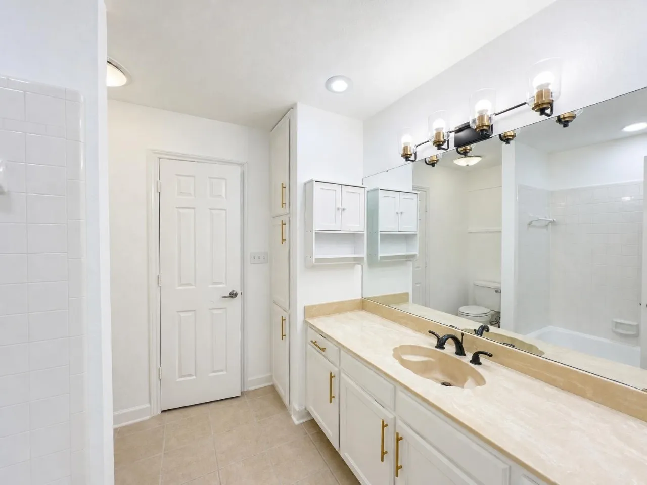 Single Family Residence For Rent in Tarrant County , 70 Legend Road, Benbrook, Texas 76132, 4 Bedroom, 3 Bathroom, 2 Garage spaces, 2,772 Sqft, built in 1985, mls#21407047, Real Estate Agent in Benbrook, Homes For Rent in Tarrant county, Homes For Rent in Benbrook, Realtor in Benbrook Texas, Real Estate Brokerage Independent Realty Texas, Luminita Cordes Realtor