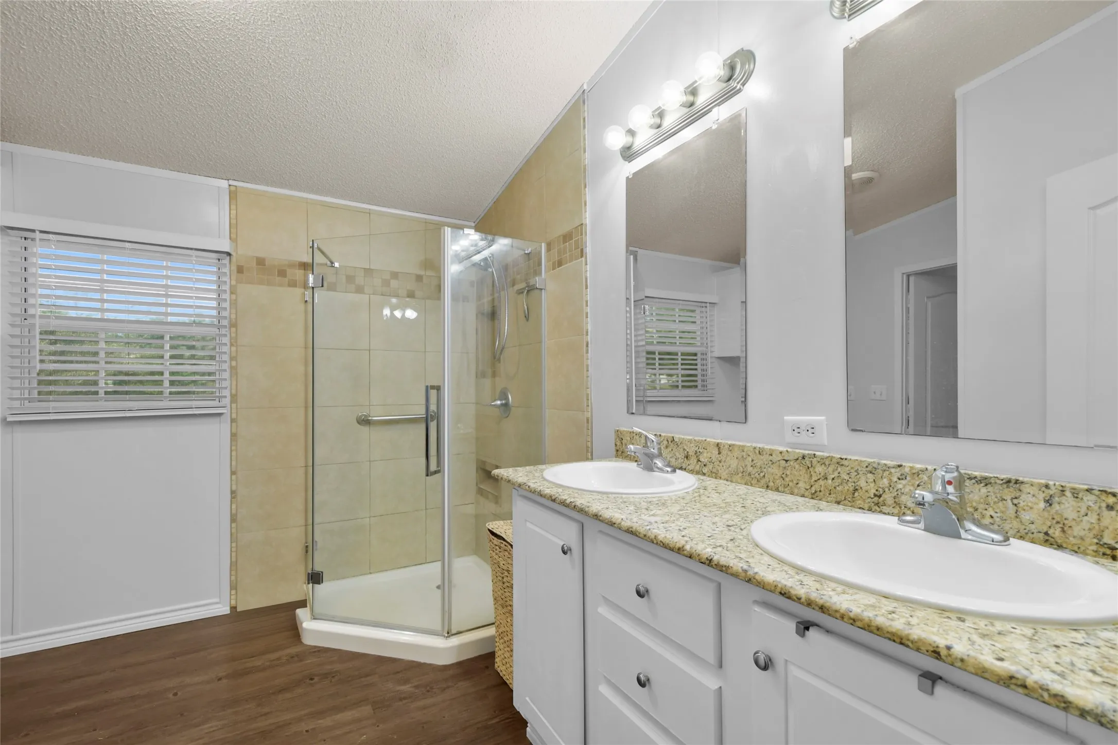 Dual vanity with undermount sinks and light-toned countertop