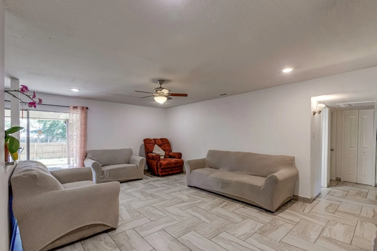 Single Family Residence For Sale in Dallas County , 226 Springbranch Drive, Garland, Texas 75043, 3 Bedroom, 2 Bathroom, 2 Garage spaces, 1,271 Sqft, built in 1971, mls#21404410, Real Estate Agent in Garland, Homes For Sale in Dallas county, Homes For Sale in Garland, Realtor in Garland Texas, Real Estate Brokerage Independent Realty Texas, Luminita Cordes Realtor