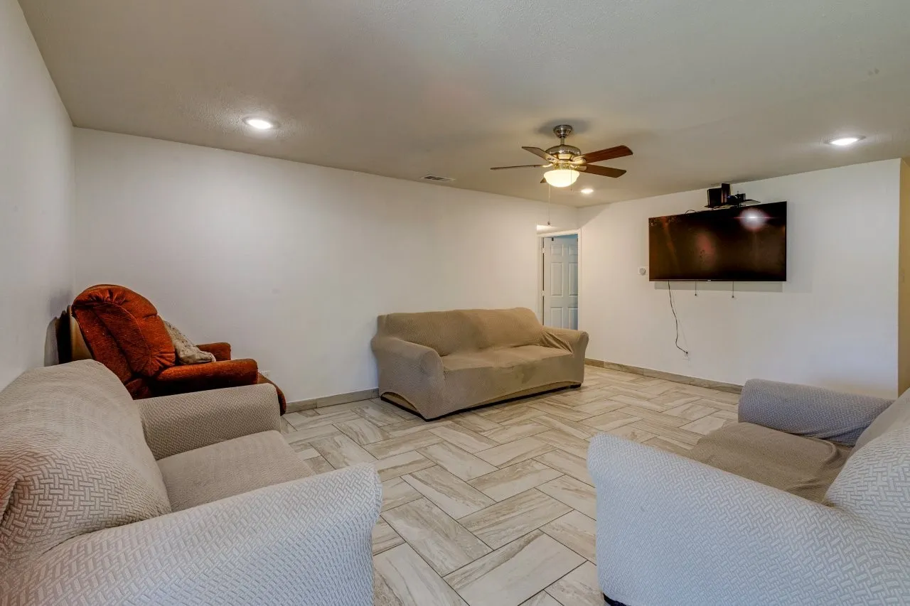 Single Family Residence For Sale in Dallas County , 226 Springbranch Drive, Garland, Texas 75043, 3 Bedroom, 2 Bathroom, 2 Garage spaces, 1,271 Sqft, built in 1971, mls#21404410, Real Estate Agent in Garland, Homes For Sale in Dallas county, Homes For Sale in Garland, Realtor in Garland Texas, Real Estate Brokerage Independent Realty Texas, Luminita Cordes Realtor