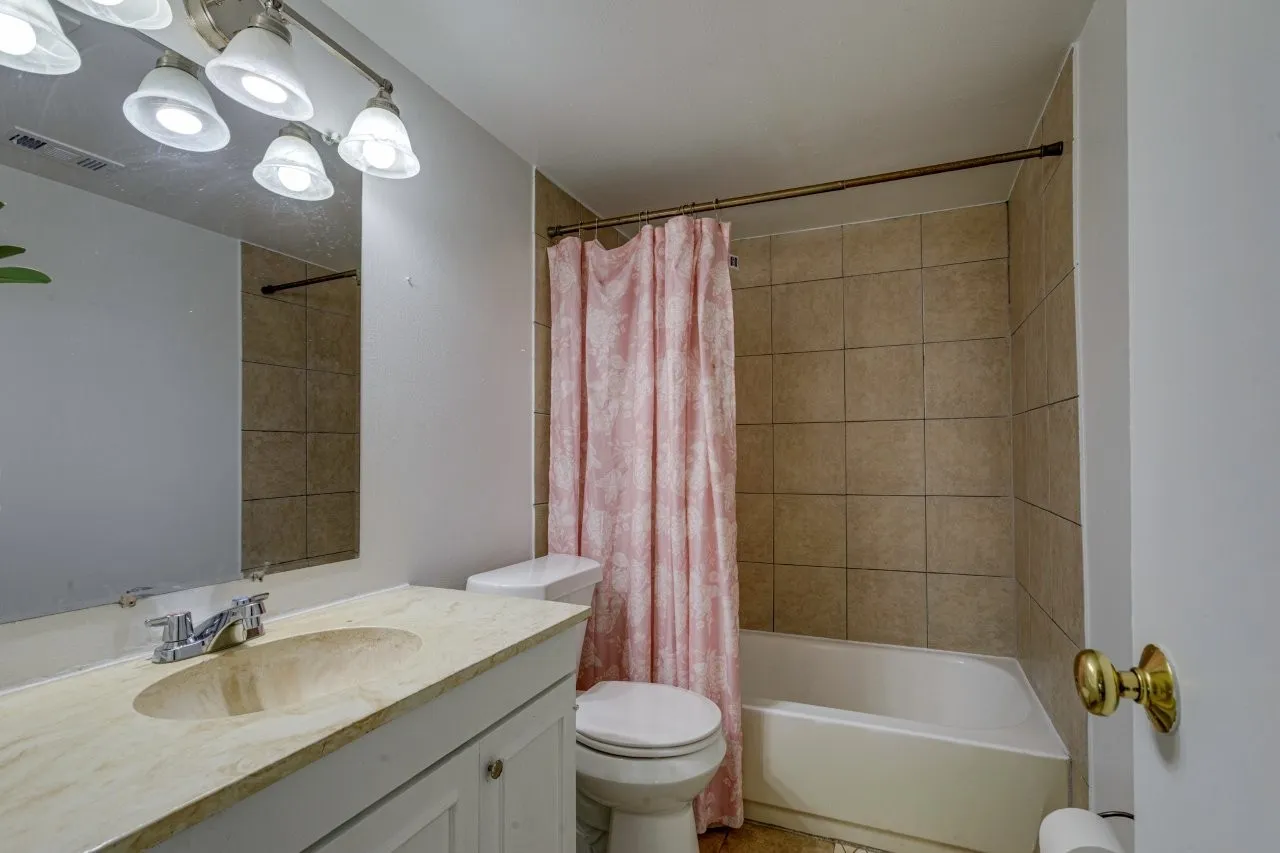 Single Family Residence For Sale in Dallas County , 226 Springbranch Drive, Garland, Texas 75043, 3 Bedroom, 2 Bathroom, 2 Garage spaces, 1,271 Sqft, built in 1971, mls#21404410, Real Estate Agent in Garland, Homes For Sale in Dallas county, Homes For Sale in Garland, Realtor in Garland Texas, Real Estate Brokerage Independent Realty Texas, Luminita Cordes Realtor