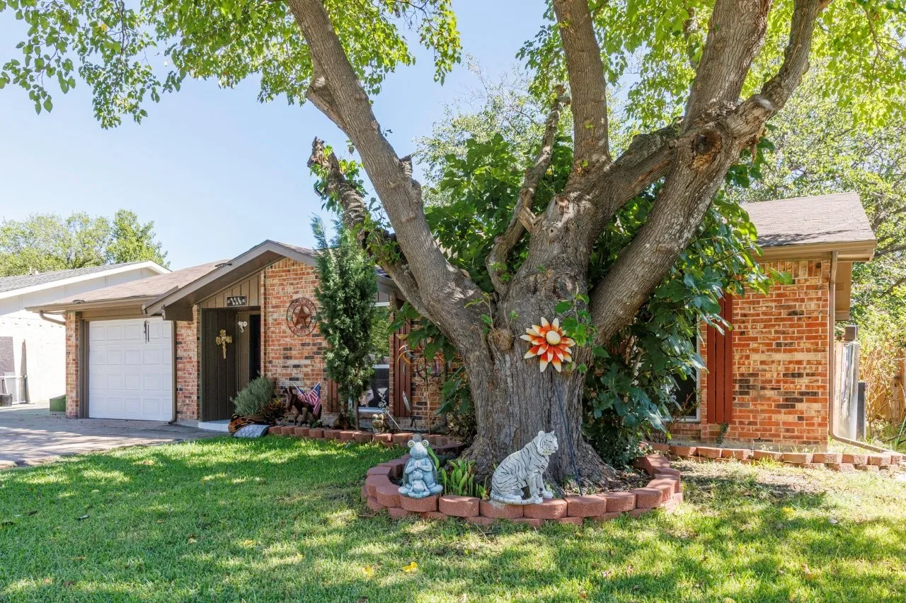 Single Family Residence For Sale in Dallas County , 226 Springbranch Drive, Garland, Texas 75043, 3 Bedroom, 2 Bathroom, 2 Garage spaces, 1,271 Sqft, built in 1971, mls#21404410, Real Estate Agent in Garland, Homes For Sale in Dallas county, Homes For Sale in Garland, Realtor in Garland Texas, Real Estate Brokerage Independent Realty Texas, Luminita Cordes Realtor