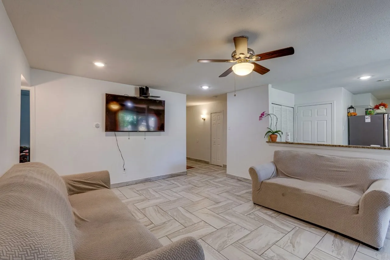 Single Family Residence For Sale in Dallas County , 226 Springbranch Drive, Garland, Texas 75043, 3 Bedroom, 2 Bathroom, 2 Garage spaces, 1,271 Sqft, built in 1971, mls#21404410, Real Estate Agent in Garland, Homes For Sale in Dallas county, Homes For Sale in Garland, Realtor in Garland Texas, Real Estate Brokerage Independent Realty Texas, Luminita Cordes Realtor