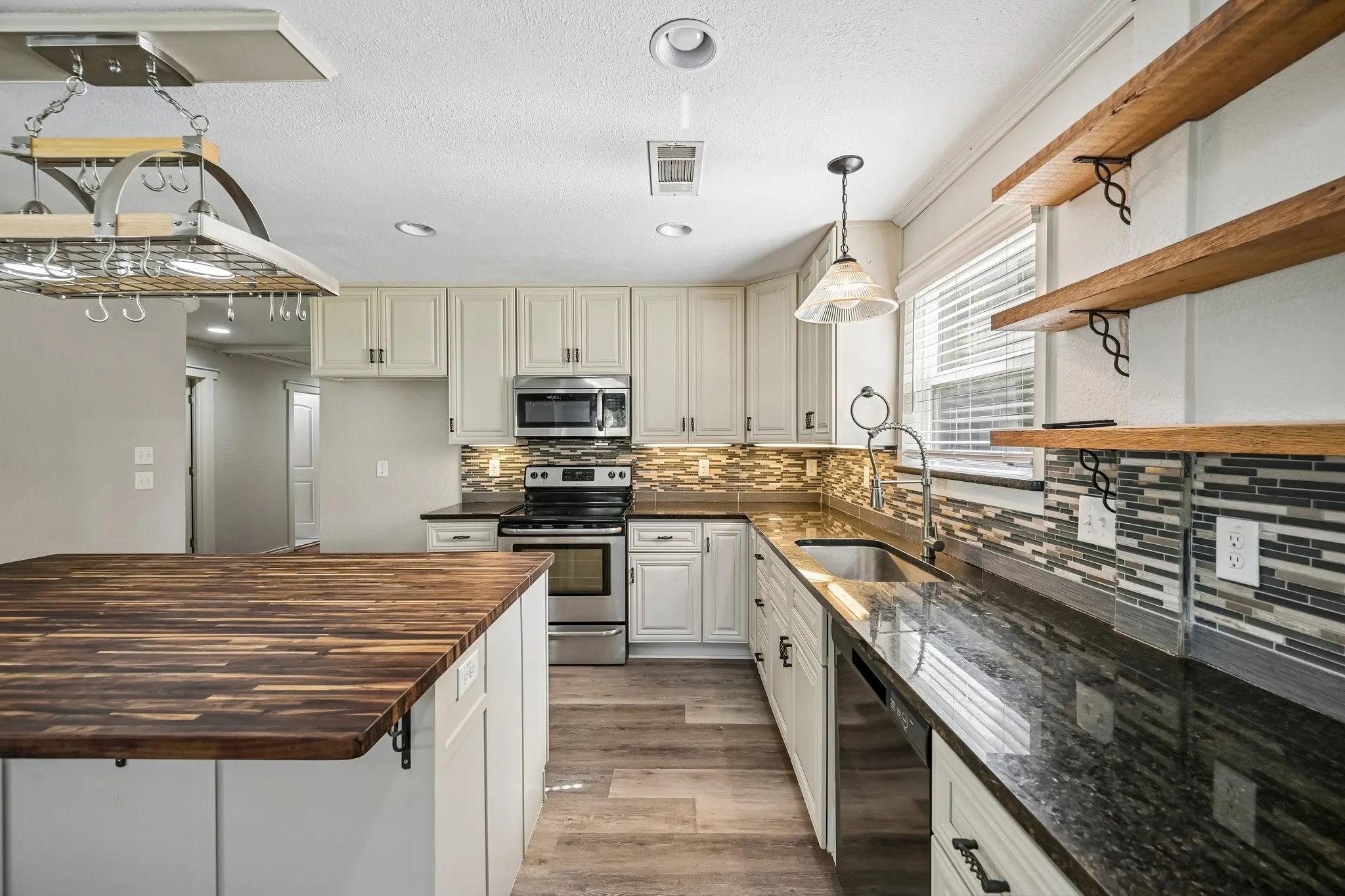 Single Family Residence For Sale in Grayson County , 1617 N Binkley, Sherman, Texas 75020, 3 Bedroom, 2 Bathroom, 2 Garage spaces, 1,426 Sqft, built in 1950, mls#21405676, Real Estate Agent in Sherman, Homes For Sale in Grayson county, Homes For Sale in Sherman, Realtor in Sherman Texas, Real Estate Brokerage Independent Realty Texas, Luminita Cordes Realtor