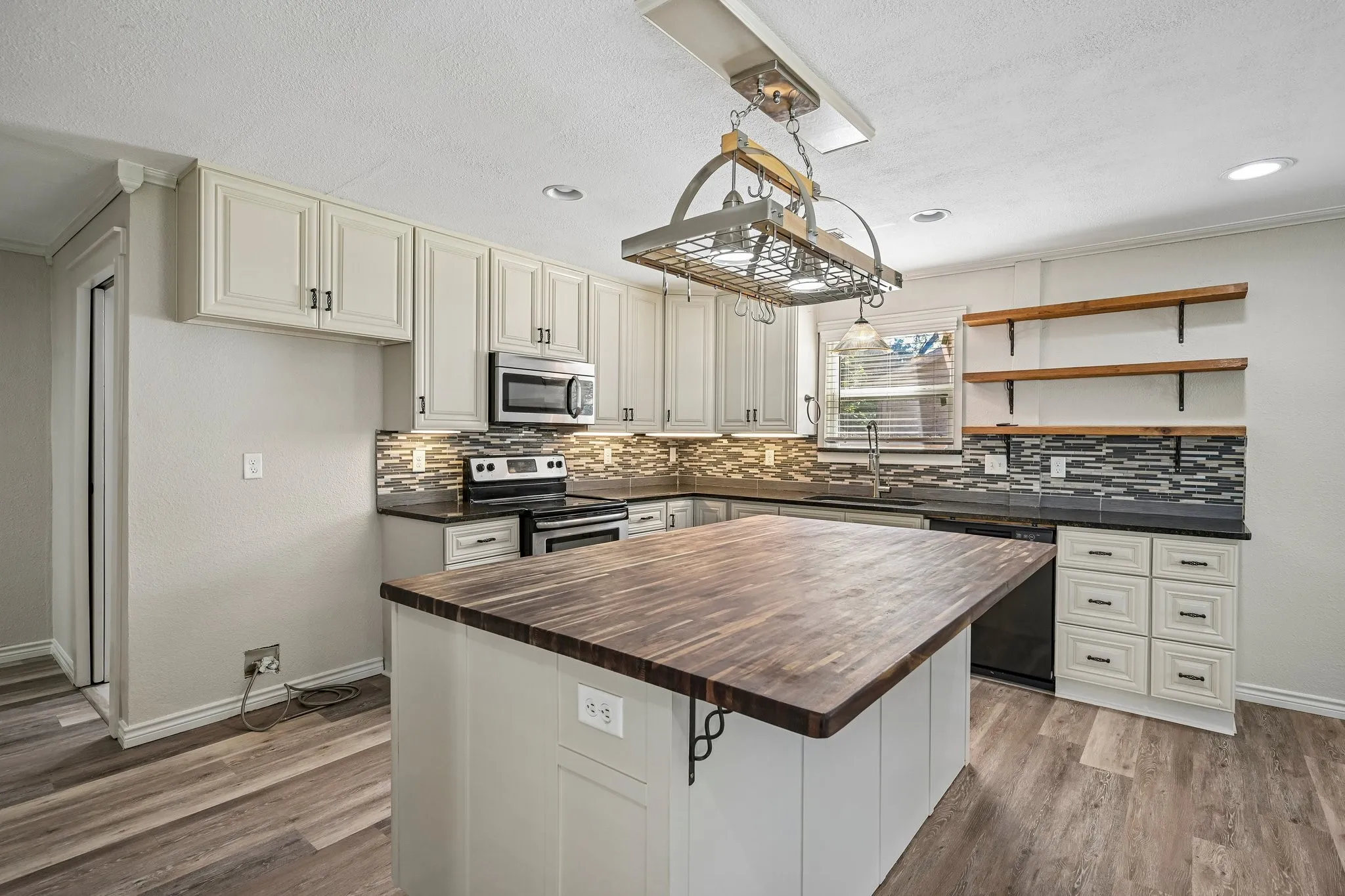 Single Family Residence For Sale in Grayson County , 1617 N Binkley, Sherman, Texas 75020, 3 Bedroom, 2 Bathroom, 2 Garage spaces, 1,426 Sqft, built in 1950, mls#21405676, Real Estate Agent in Sherman, Homes For Sale in Grayson county, Homes For Sale in Sherman, Realtor in Sherman Texas, Real Estate Brokerage Independent Realty Texas, Luminita Cordes Realtor