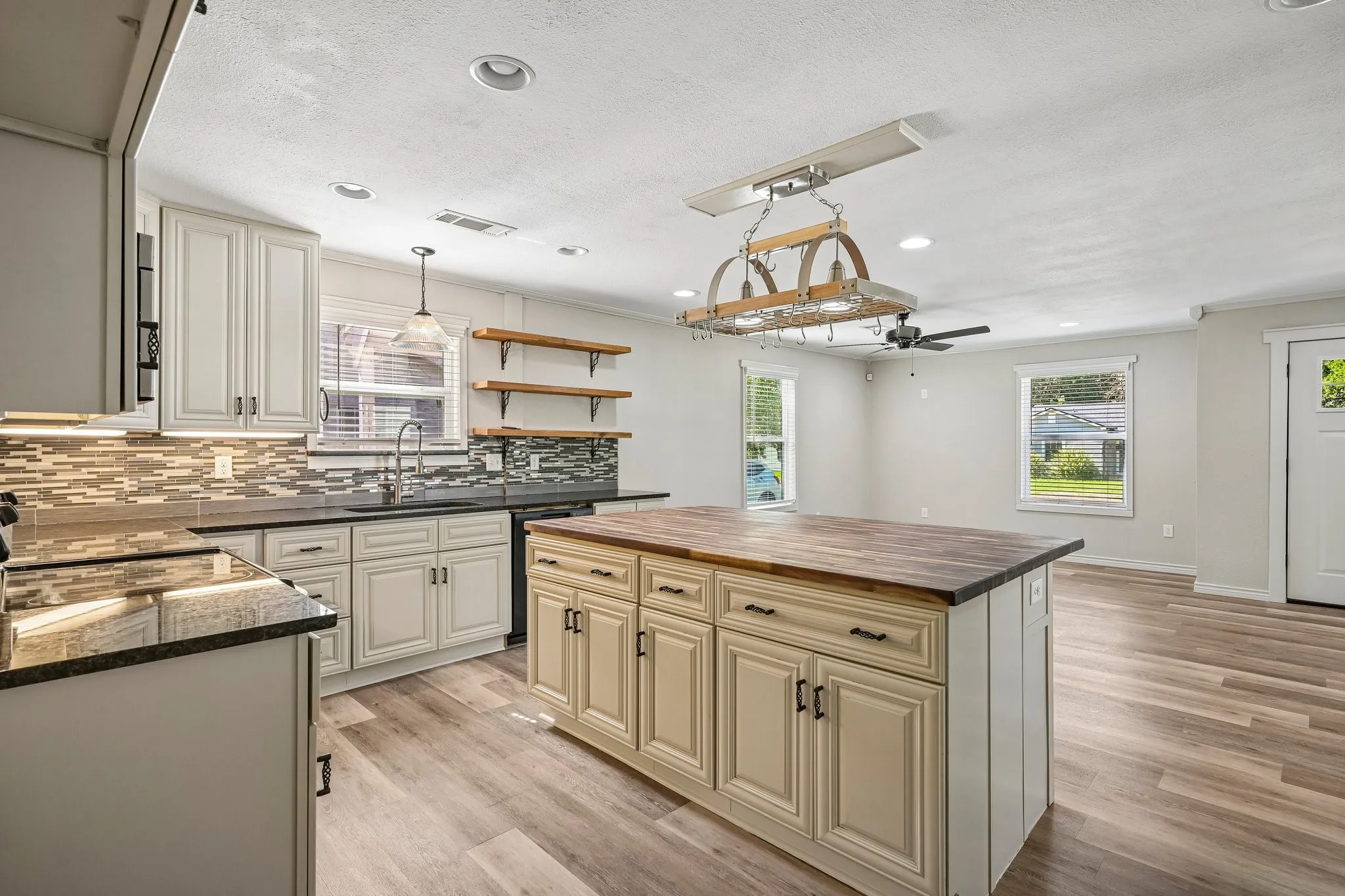 Single Family Residence For Sale in Grayson County , 1617 N Binkley, Sherman, Texas 75020, 3 Bedroom, 2 Bathroom, 2 Garage spaces, 1,426 Sqft, built in 1950, mls#21405676, Real Estate Agent in Sherman, Homes For Sale in Grayson county, Homes For Sale in Sherman, Realtor in Sherman Texas, Real Estate Brokerage Independent Realty Texas, Luminita Cordes Realtor