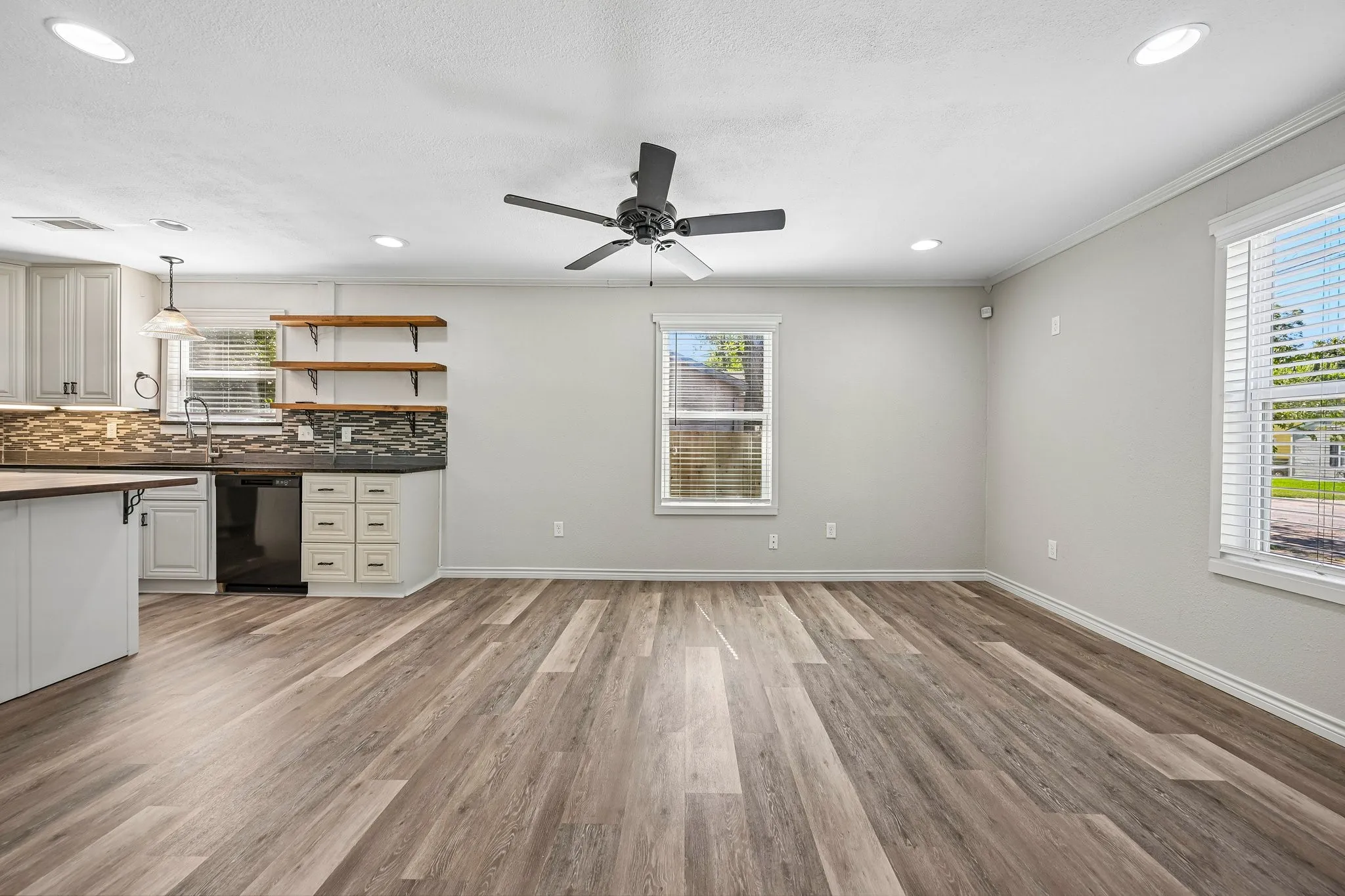 Single Family Residence For Sale in Grayson County , 1617 N Binkley, Sherman, Texas 75020, 3 Bedroom, 2 Bathroom, 2 Garage spaces, 1,426 Sqft, built in 1950, mls#21405676, Real Estate Agent in Sherman, Homes For Sale in Grayson county, Homes For Sale in Sherman, Realtor in Sherman Texas, Real Estate Brokerage Independent Realty Texas, Luminita Cordes Realtor