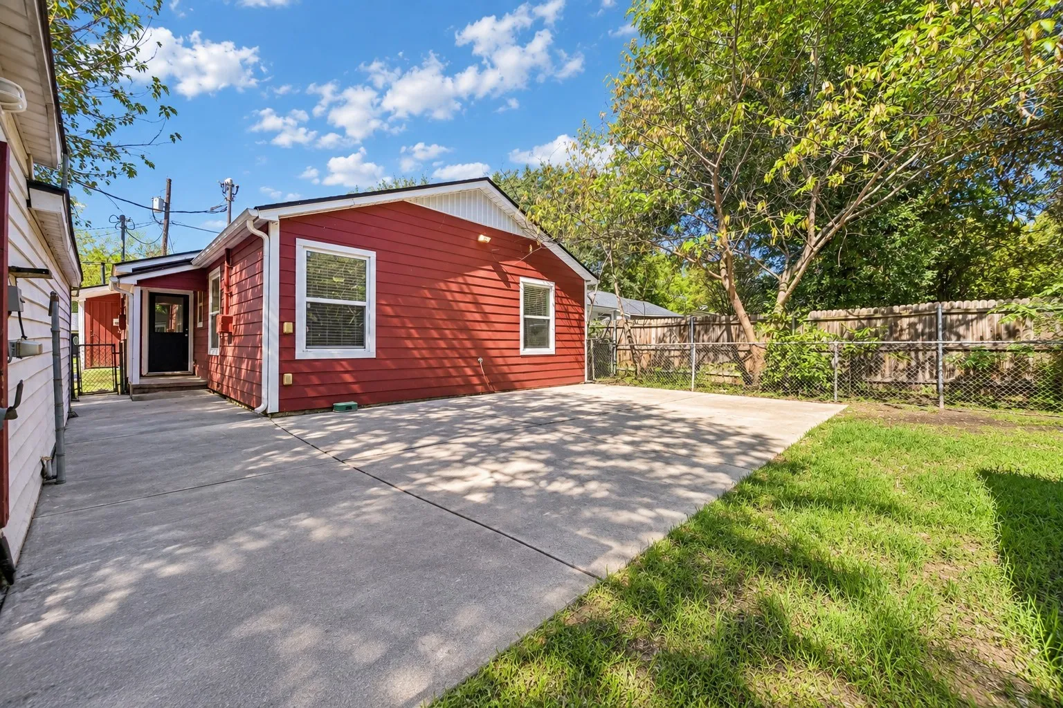 Single Family Residence For Sale in Grayson County , 1617 N Binkley, Sherman, Texas 75020, 3 Bedroom, 2 Bathroom, 2 Garage spaces, 1,426 Sqft, built in 1950, mls#21405676, Real Estate Agent in Sherman, Homes For Sale in Grayson county, Homes For Sale in Sherman, Realtor in Sherman Texas, Real Estate Brokerage Independent Realty Texas, Luminita Cordes Realtor