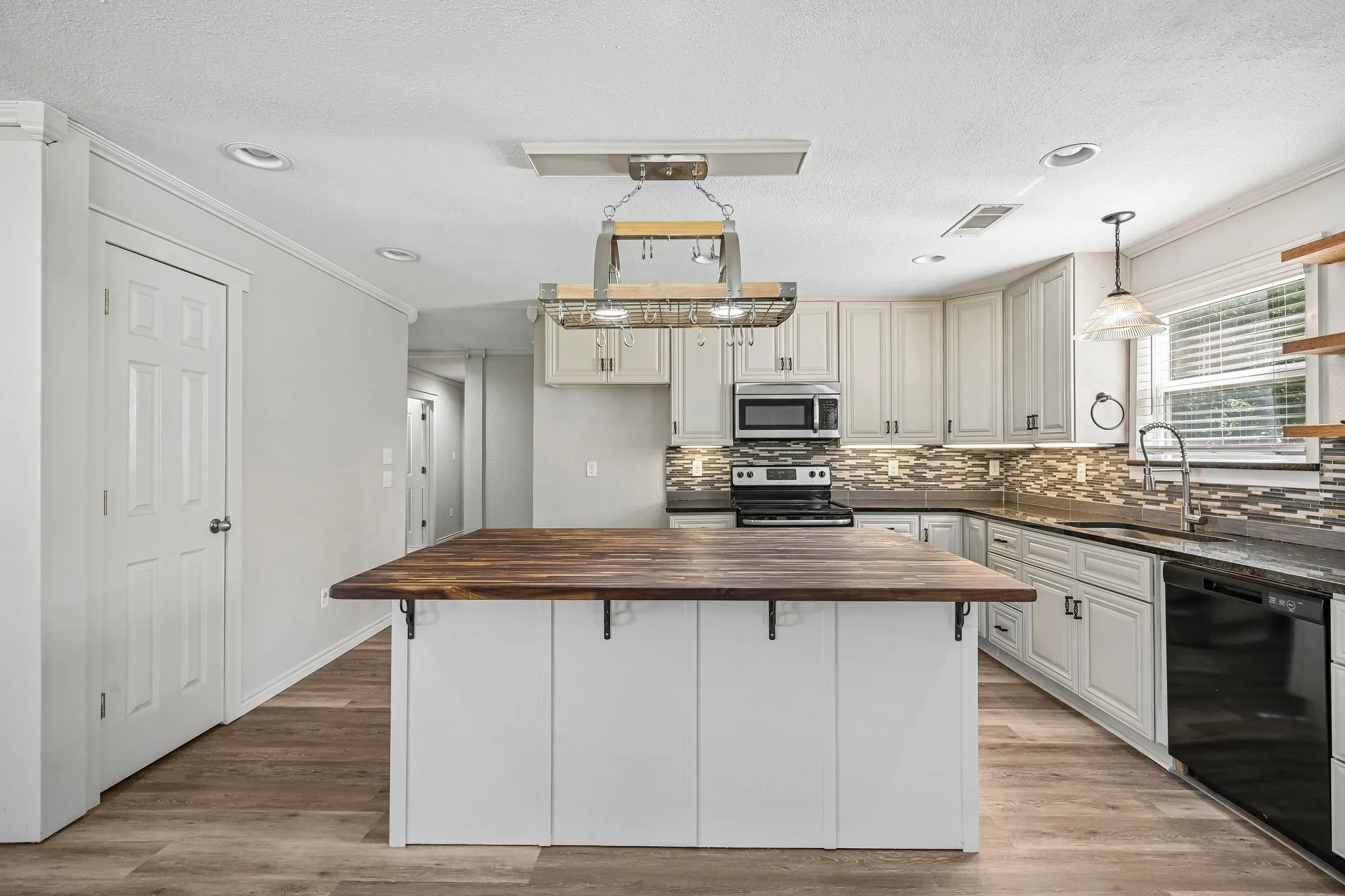 Single Family Residence For Sale in Grayson County , 1617 N Binkley, Sherman, Texas 75020, 3 Bedroom, 2 Bathroom, 2 Garage spaces, 1,426 Sqft, built in 1950, mls#21405676, Real Estate Agent in Sherman, Homes For Sale in Grayson county, Homes For Sale in Sherman, Realtor in Sherman Texas, Real Estate Brokerage Independent Realty Texas, Luminita Cordes Realtor