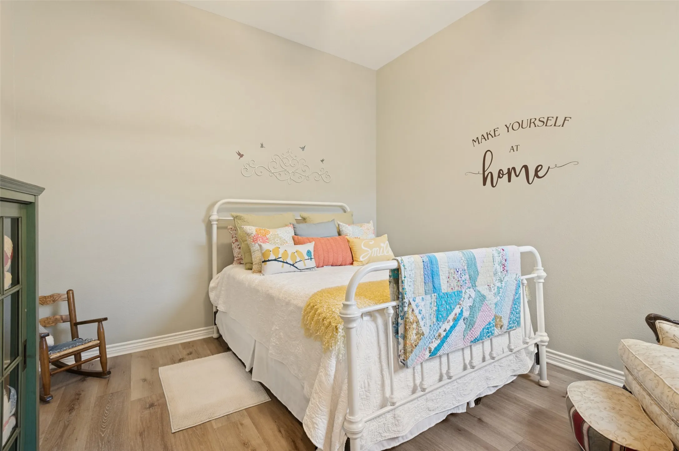 Guest bedroom has ensuite bath